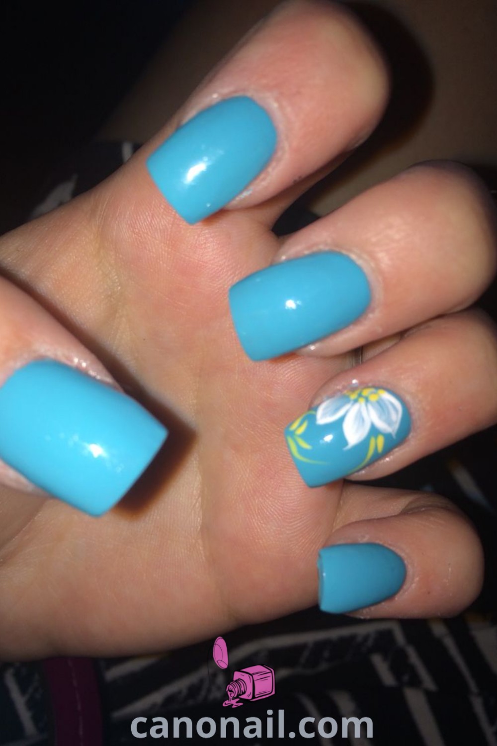 Spring nails adorned with square daisy designs and floral patterns, ideal for short nail sets. Enjoy vibrant colors and simple summer nail ideas for a trendy look this season. Find more nail inspiration at canonail.com.