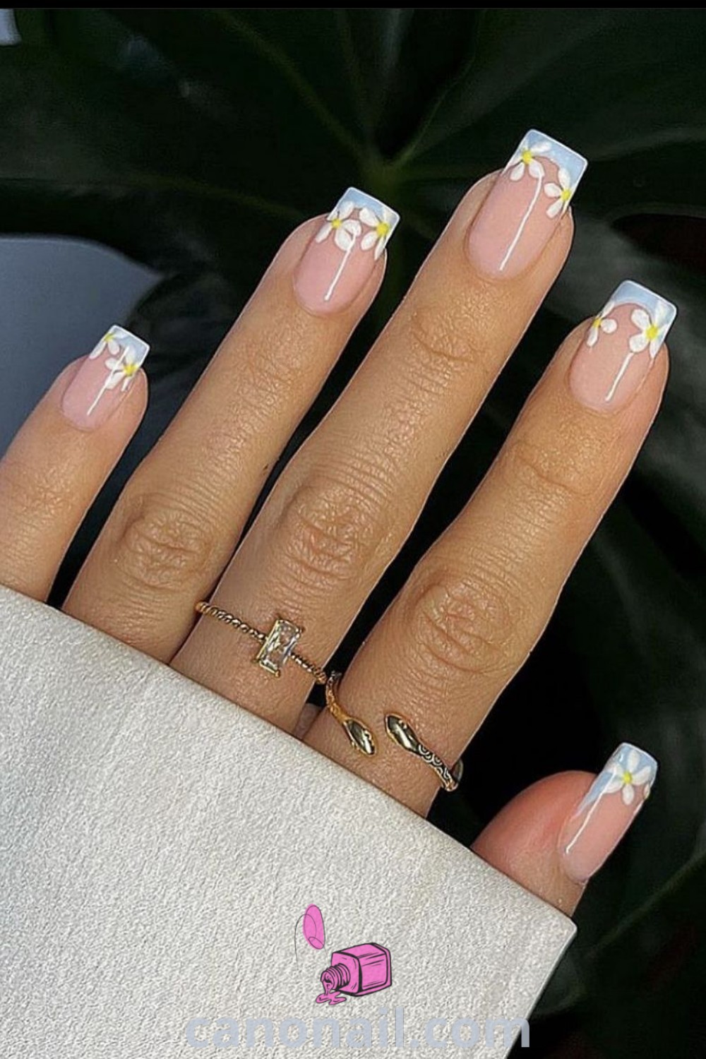 Spring nails featuring square daisy designs with vibrant colors and floral patterns perfect for short nails. Discover elegant nail ideas and modern nail designs at canonail.com.
