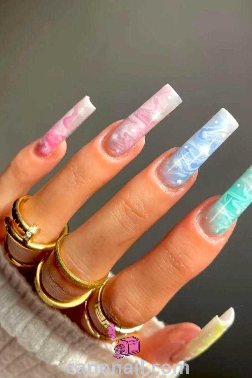 Spring nails with square daisy designs, short nail sets showcasing floral patterns and vibrant colors. A trendy and elegant manicure style perfect for the season. Discover more nail ideas at canonail.com.