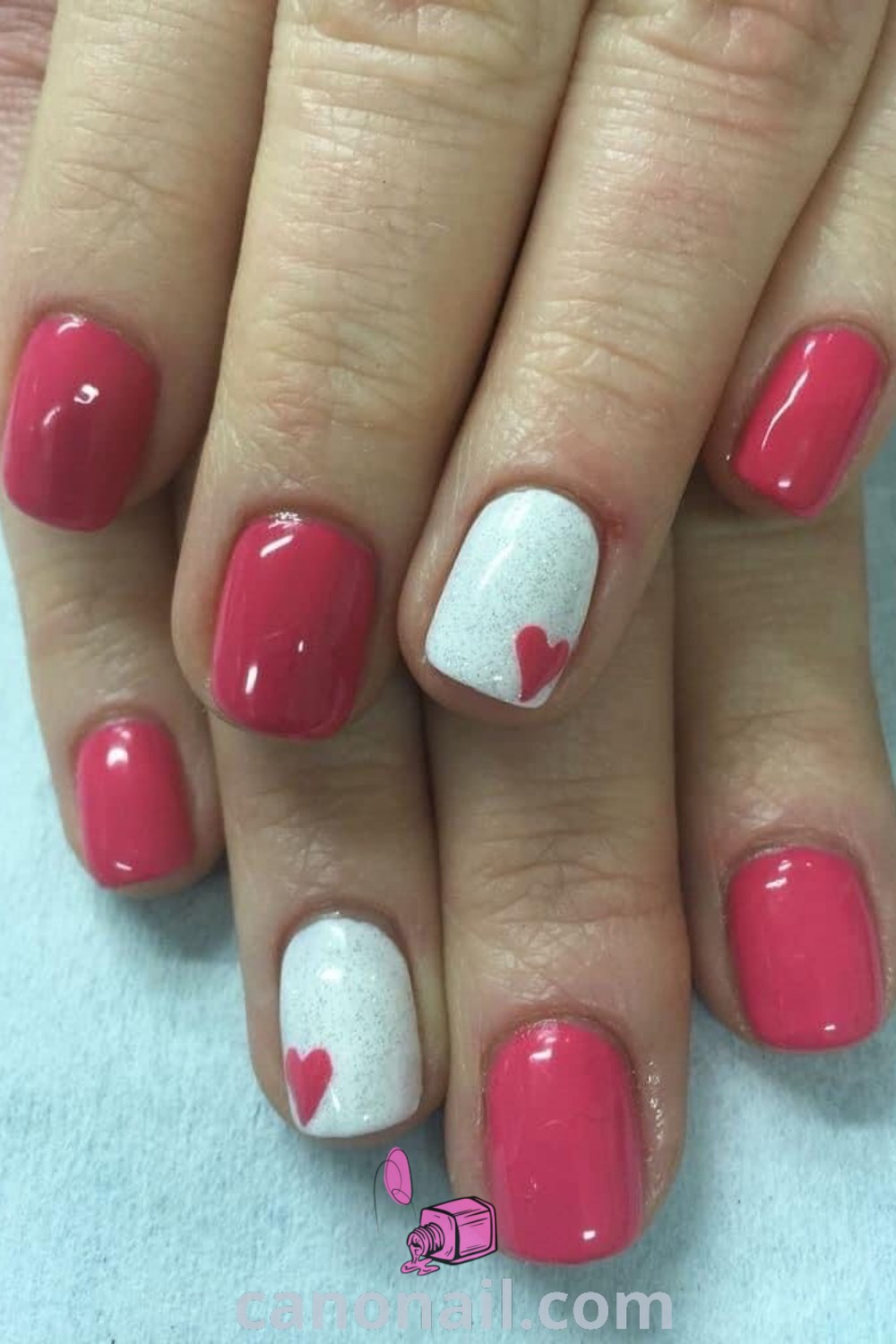 Spring nails styled with square daisy designs, incorporating vibrant floral nail ideas and soft colors. This trendy manicure is ideal for short nail sets. Discover more beautiful nails at canonail.com.