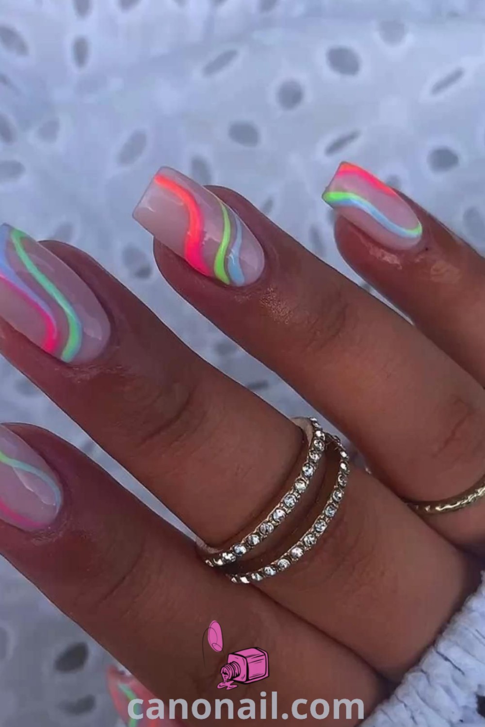 Spring nails with square daisy designs, short nail sets, and colorful floral accents. Perfectly elegant and trendy, ideal for a fresh spring look. Discover more nail inspiration at canonail.com.